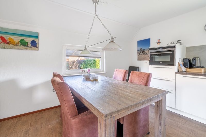 Esszimmer im Ferienhaus Kamperfoelie 75, De Koog Texel mit Esstisch aus Holz.