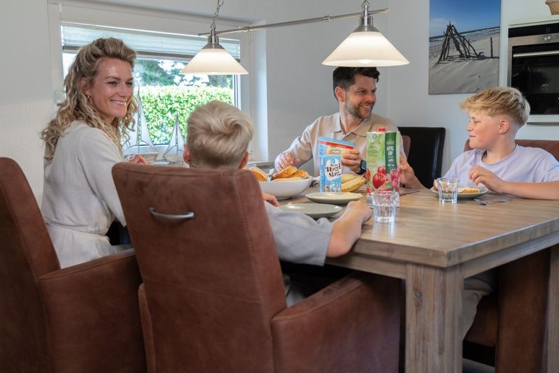 Gemuetliches Familienessen im Esszimmer des Ferienhauses Honeysuckle 75, Texel.