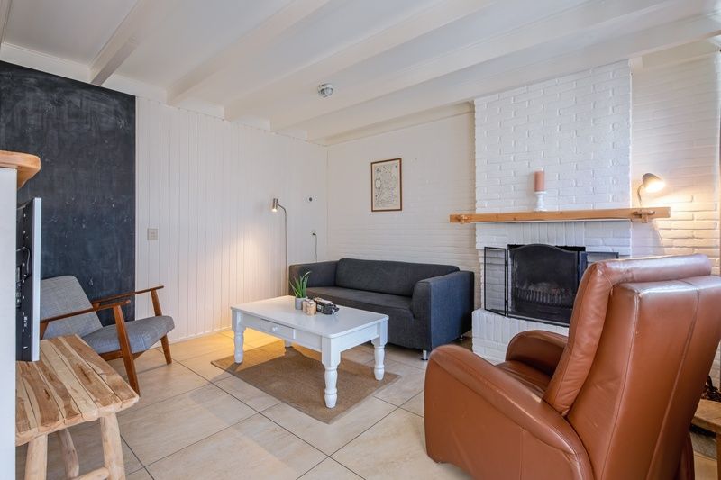 Gezellige open haard en comfortabele fauteuils in 32b Pollux, vakantiehuis in De Koog, Texel.