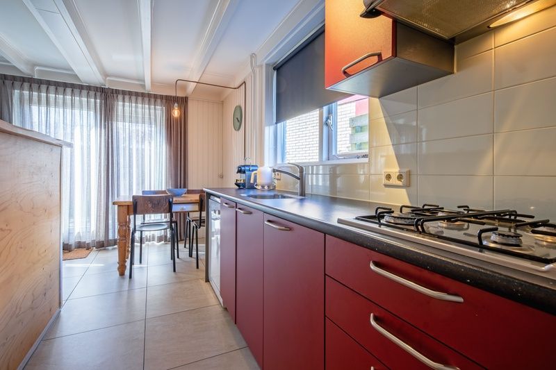 Praktische keukenopstelling in 32b Pollux, vakantiehuis in De Koog, Texel met kookplaat en moderne uitstraling.