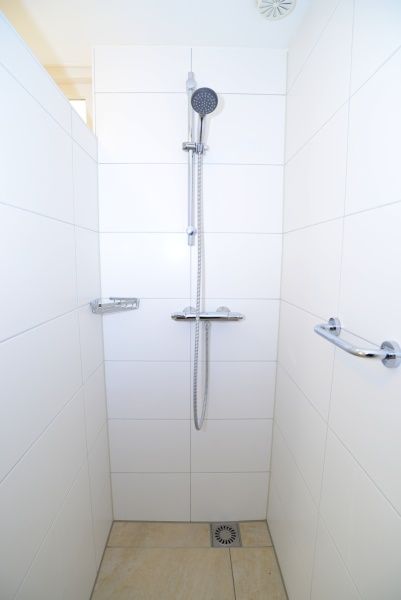 Moderne douche in vakantiehuis 32b Pollux, De Koog, Texel, biedt een verfrissende start van de dag op de Waddeneilanden.