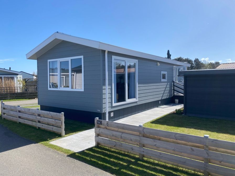 Chaletpark Bregkoog - Chalet Bregkoog 94 in De Koog, Texel. Modernes Ferienhaus mit sonniger Veranda und gruener Umgebung.