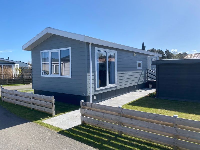Chalet Bregkoog 94 auf Texel. Ferienhaus mit grossem Aussenbereich und Blick auf den Park in De Koog, Wadden Islands.