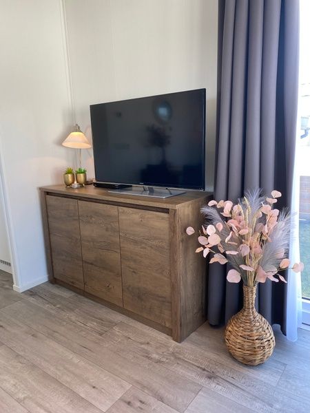 Chalet Bregkoog 94 auf Texel. Gemuetliche Sitzecke mit Sessel und Aussicht auf die gruene Umgebung in De Koog.