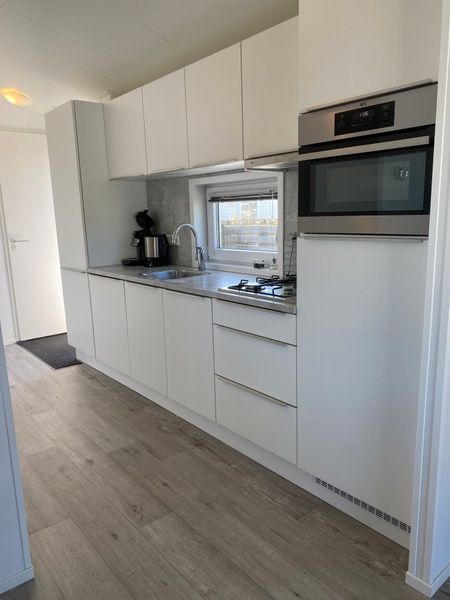 Chaletpark Bregkoog, Texel. Stilvolles Esszimmer im Chalet Bregkoog 94 mit moderner Einrichtung und viel natuerlichem Licht.