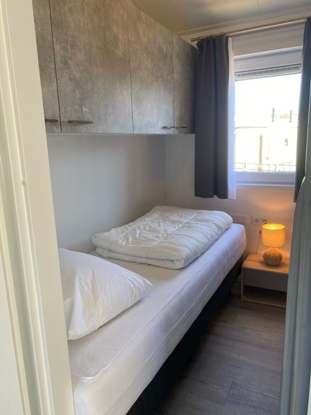 Vollstaendig eingerichtete Kueche im Chalet Bregkoog 94, De Koog. Moderne Einrichtungen fuer komfortables Kochen auf Texel.