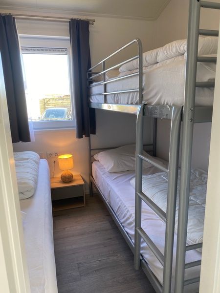 Chalet Bregkoog 94, Texel. Schicke Kueche mit modernen Geraeten und viel Stauraum im Ferienhaus auf den Watteninseln.