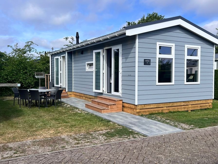 Chalet Type 1 in De Koog, Texel met ruime veranda en tuinmeubilair voor een ontspannen vakantie op de Waddeneilanden.