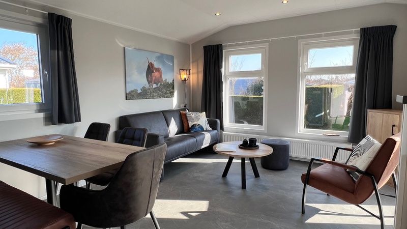 Gezellige woonkamer van Chalet Type 1 in De Koog, Texel met comfortabele zitruimte en veel natuurlijk licht.