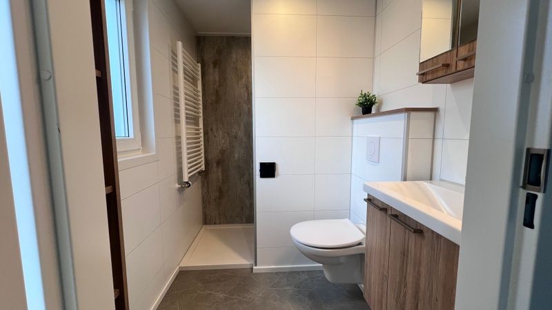 Moderne badkamer in Chalet Type 1, De Koog, Texel met strakke afwerking en functionele voorzieningen.
