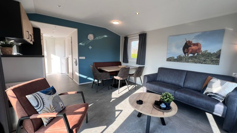 Stijlvolle eetruimte in Chalet Type 1, De Koog, Texel met moderne inrichting en uitzicht op de tuin.