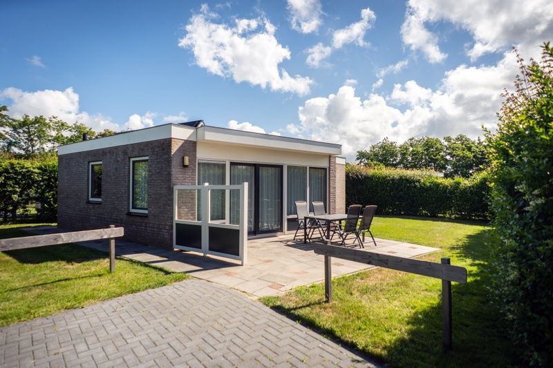 Vakantiehuis Bungalow 19A in De Koog, Texel met ruime tuin en terras, perfect voor ontspanning op de Waddeneilanden.