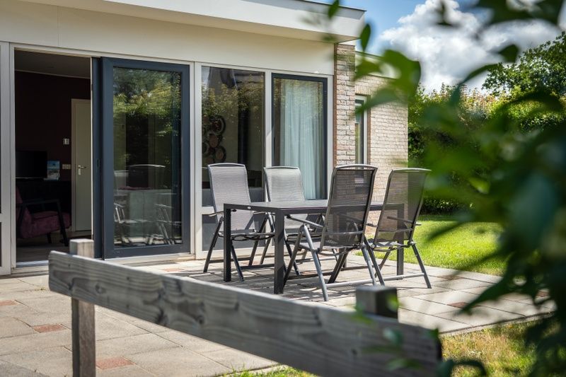 Gezellig terras bij Bungalow 19A in De Koog, Texel, vakantiehuis omringd door natuur op de Waddeneilanden.