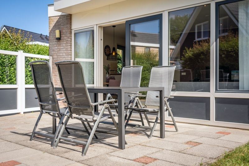Bungalow 19A in De Koog, Texel met moderne buitenruimte, ideaal vakantiehuis voor buitenleven op de Waddeneilanden.