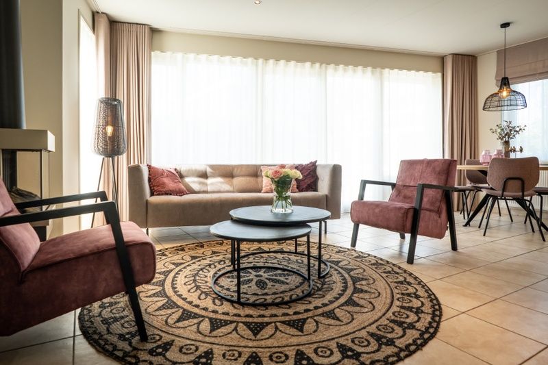 Lichte woonkamer in Bungalow 19A, De Koog, Texel met gezellige zithoek, perfect vakantiehuis op de Waddeneilanden.