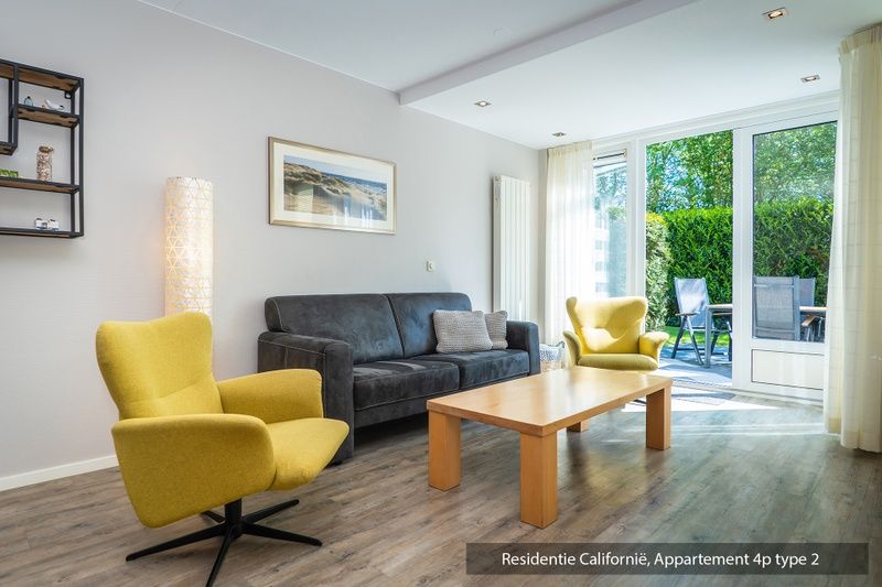 Ruime woonkamer van Type 2 vakantiehuis in De Koog, Texel, Waddeneilanden met veel licht.