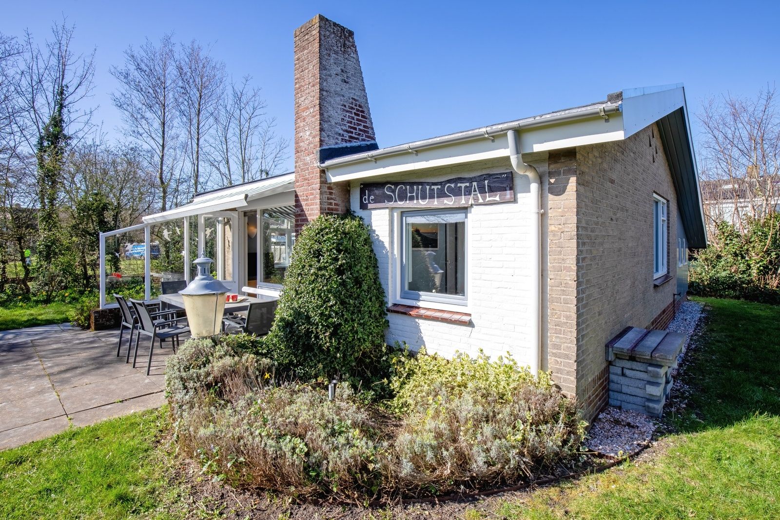 Voorzijde van De Schutstal vakantiehuis met tuin in De Koog, Texel