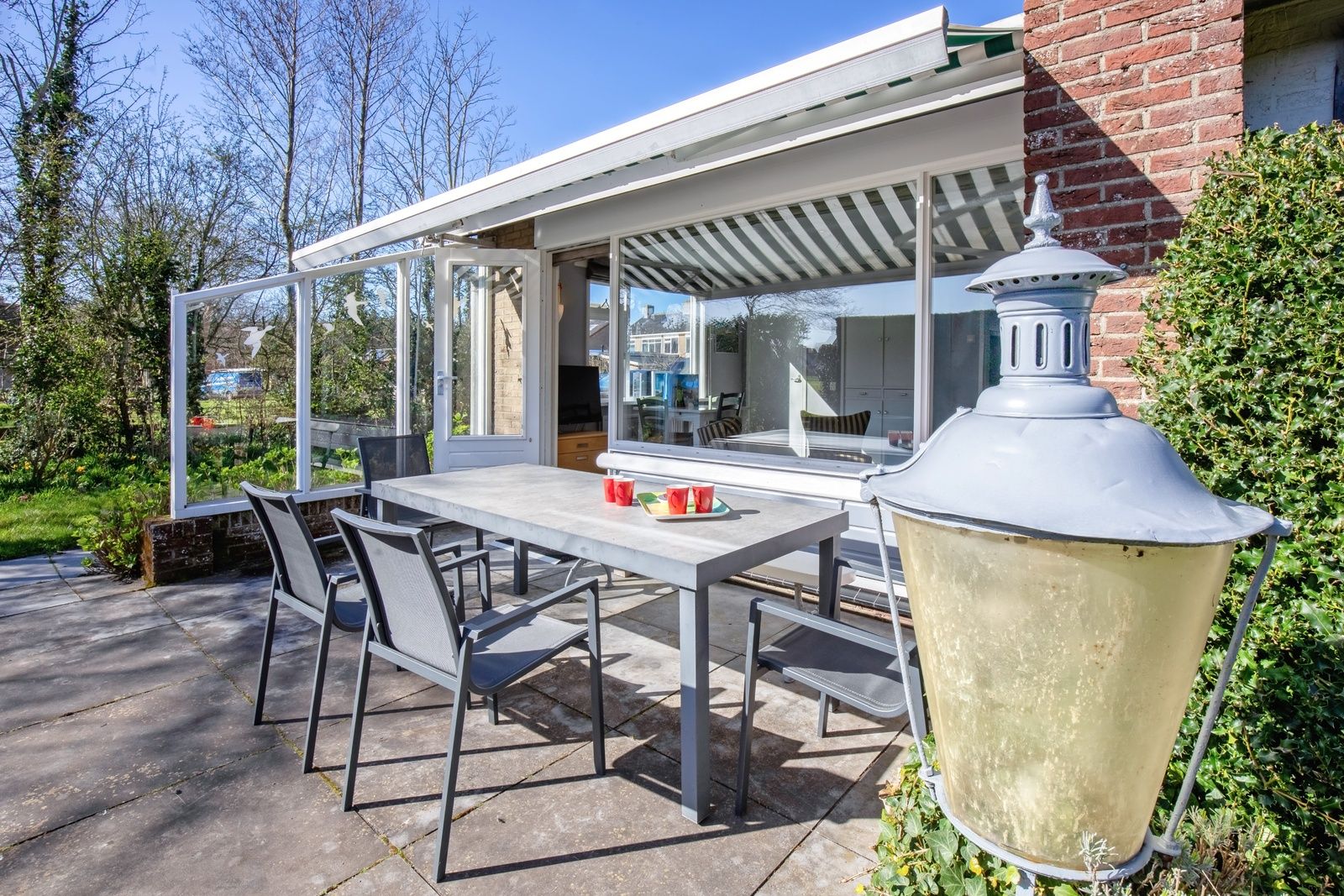 Eethoek op het terras van De Schutstal vakantiehuis in De Koog, Texel