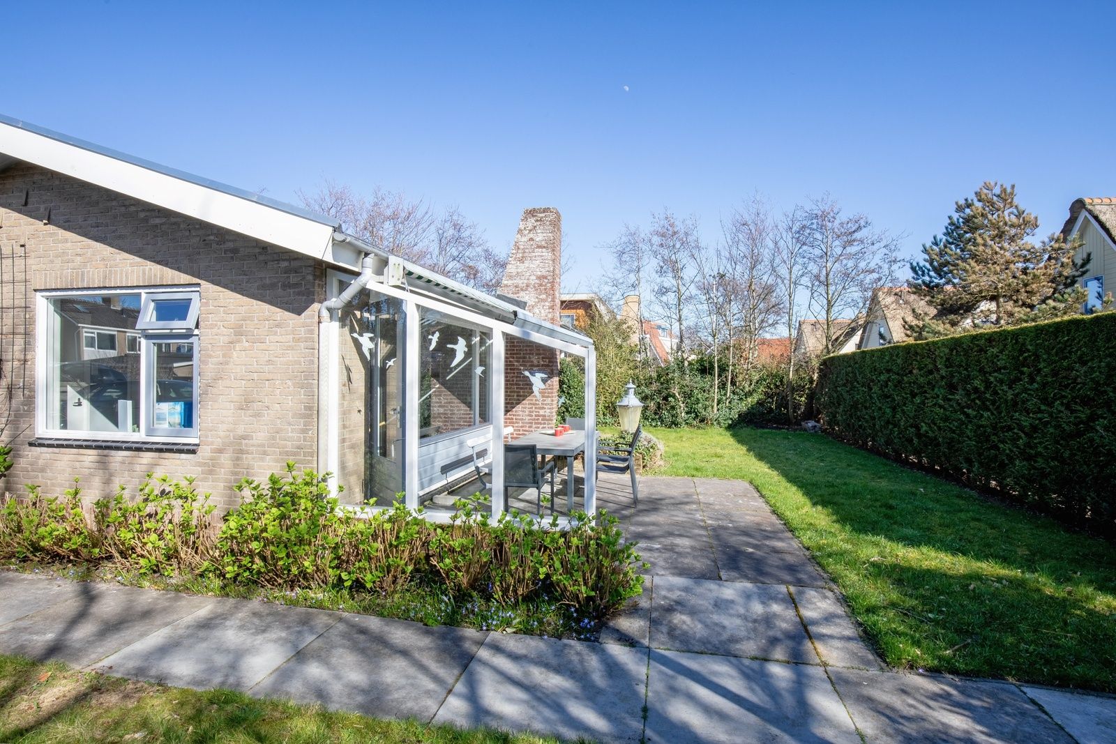 Uitgestrekte tuin bij De Schutstal vakantiehuis in De Koog, Texel