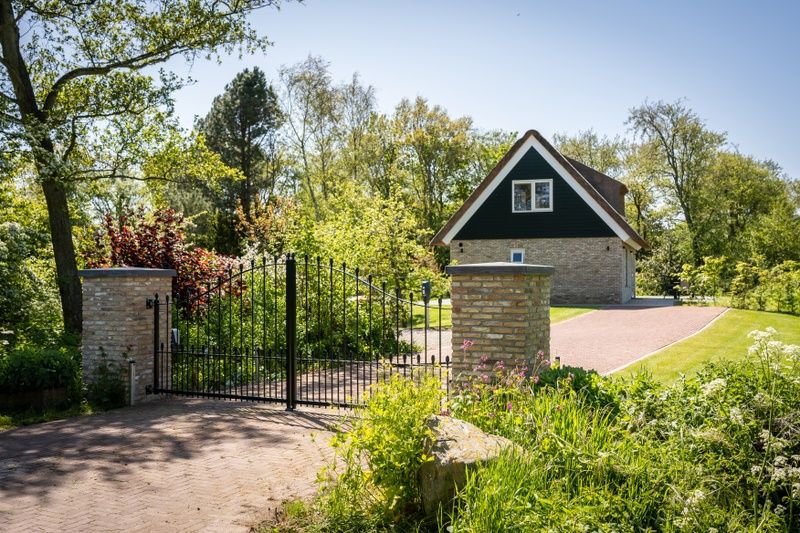 Tor zum Landhuis De Wije Blick, Ferienhaus in De Koog Texel, mit ueppiger Natur.