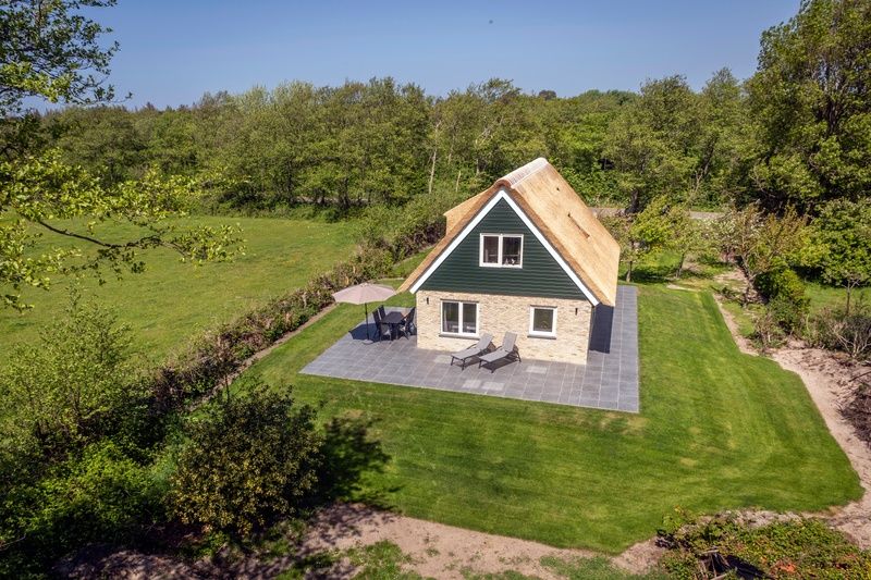 Terrasse von Landhuis De Wije Blick, Ferienhaus in De Koog Texel, mit Blick auf gruene Felder.
