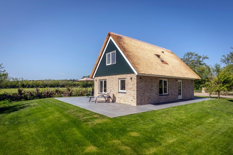 Seitenansicht von Landhuis De Wije Blick, Ferienhaus in De Koog Texel, mit grossem Garten.