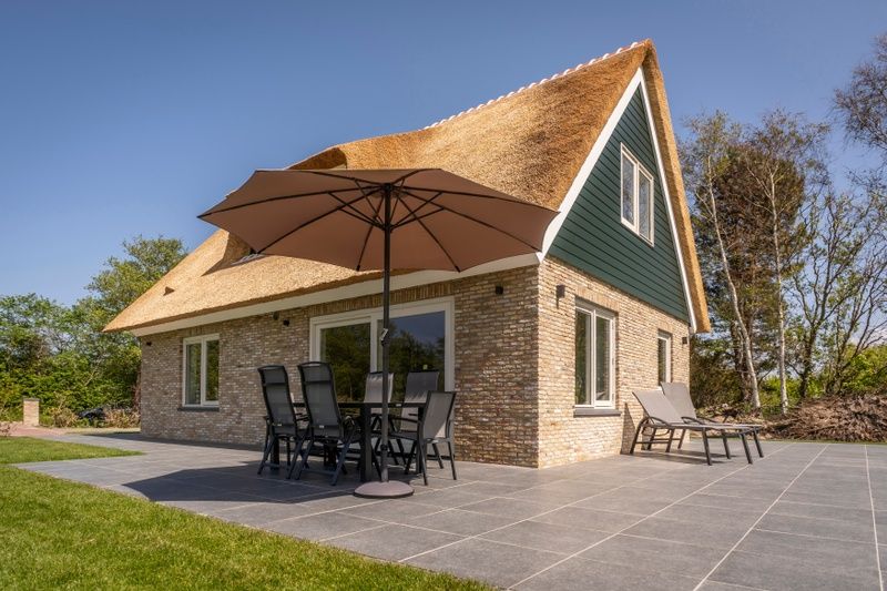 Sonnige Terrasse von Landhuis De Wije Blick, Ferienhaus in De Koog Texel, ideal fuer Mahlzeiten im Freien.
