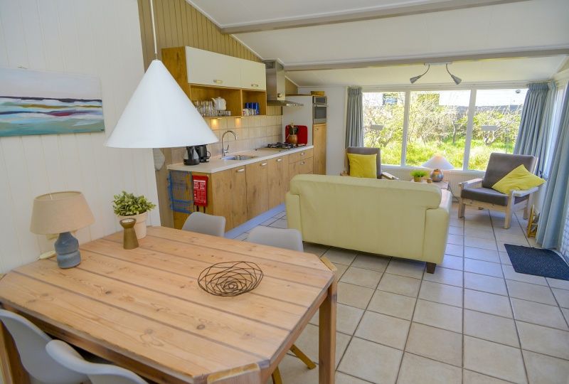 Offene Kueche und Essbereich im Ferienhaus Achter de Brem, De Koog, Texel fuer einen komfortablen Urlaub.