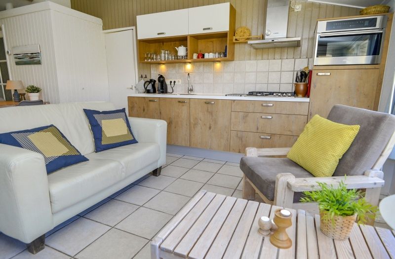 Moderne Kueche im Ferienhaus Achter de Brem, De Koog, Texel mit Blick in den Garten.