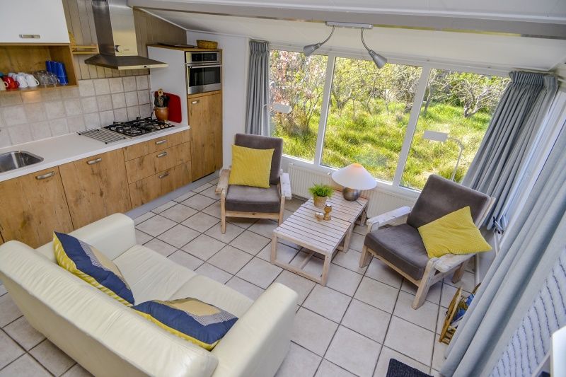 Helle Sitzecke im Ferienhaus Achter de Brem, De Koog, Texel mit Blick ins Gruene.