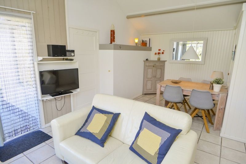 Essecke und gemuetliches Wohnzimmer im Ferienhaus Achter de Brem, De Koog, Texel.