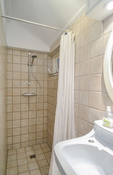 Moderne Dusche im Ferienhaus Achter de Brem, De Koog, Texel fuer ein erfrischendes Erlebnis.