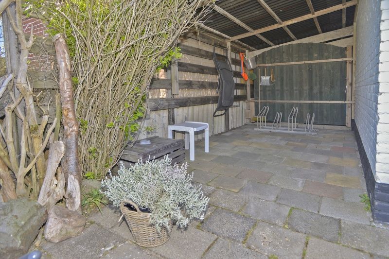 Ueberdachter Fahrradabstellplatz im Ferienhaus Achter de Brem, De Koog, Texel inmitten der Natur.