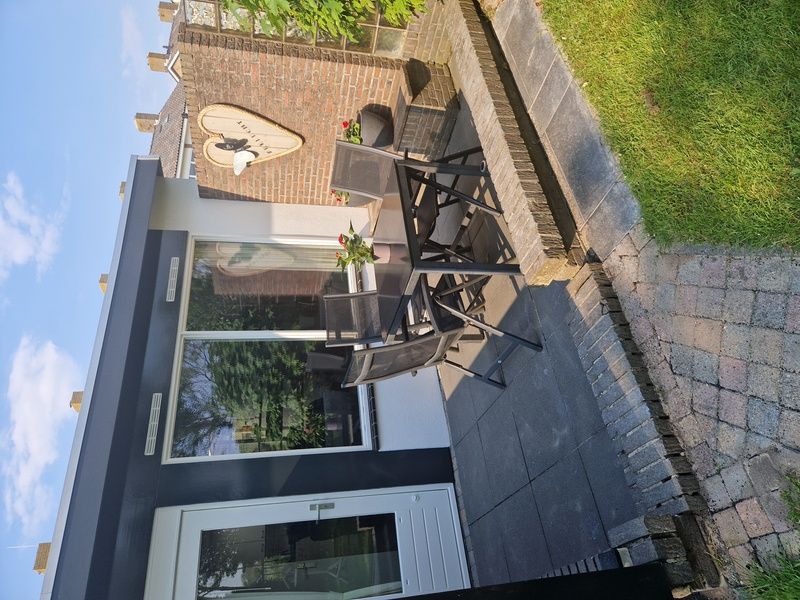 Terras van vakantiehuis Zeelucht in De Koog, Texel met comfortabele zitgelegenheid.