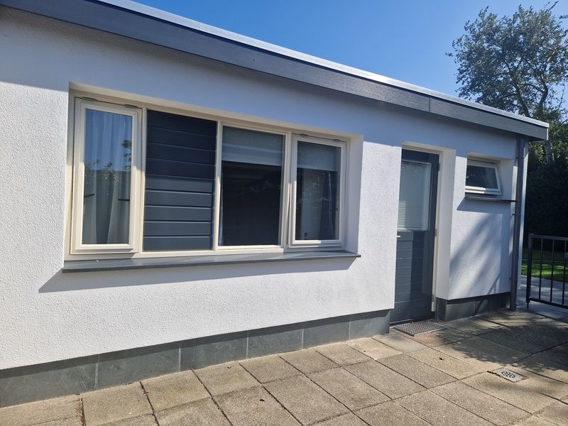 Vooraanzicht van vakantiehuis Zeelucht in De Koog, Texel met moderne architectuur.