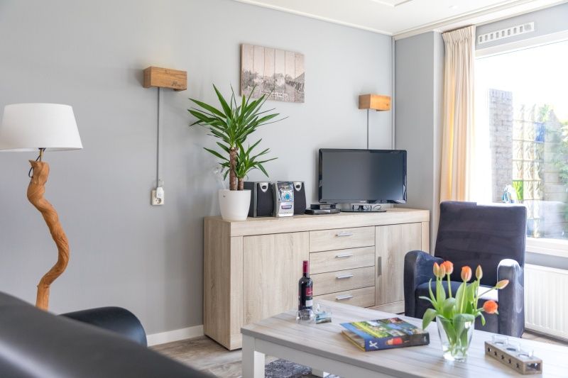Gezellige woonkamer van vakantiehuis Zeelucht in De Koog, Texel met comfortabele meubels.