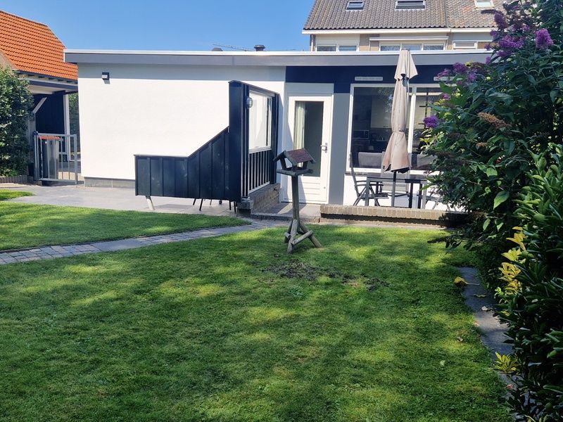 Vakantiehuis Zeelucht in De Koog, Texel met uitnodigende buitenruimte en terras.