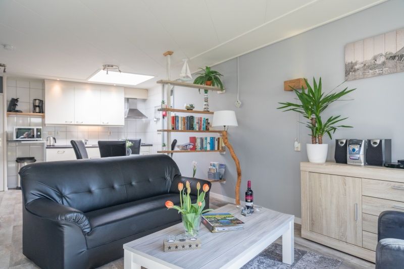 Open woonkamer en keuken in vakantiehuis Zeelucht in De Koog, Texel voor een ontspannen verblijf.