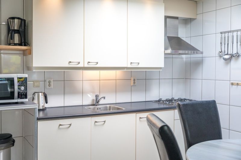 Moderne keuken van vakantiehuis Zeelucht in De Koog, Texel met volledige uitrusting.