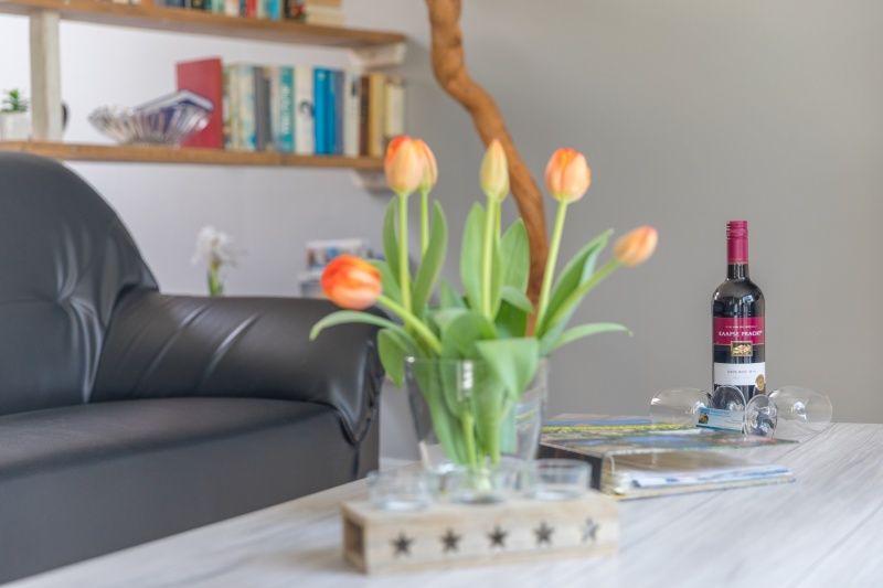 Detail van de gezellige zithoek in vakantiehuis Zeelucht in De Koog, Texel met decoratieve accenten.