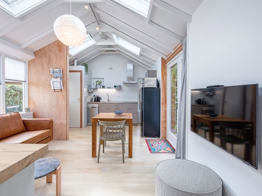 Gezellige woonkamer van vakantiehuis Pippa in De Koog, Texel met moderne keuken en veel daglicht.