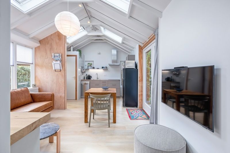 Open leefruimte met keuken en eethoek in vakantiehuis Pippa, De Koog, Texel.