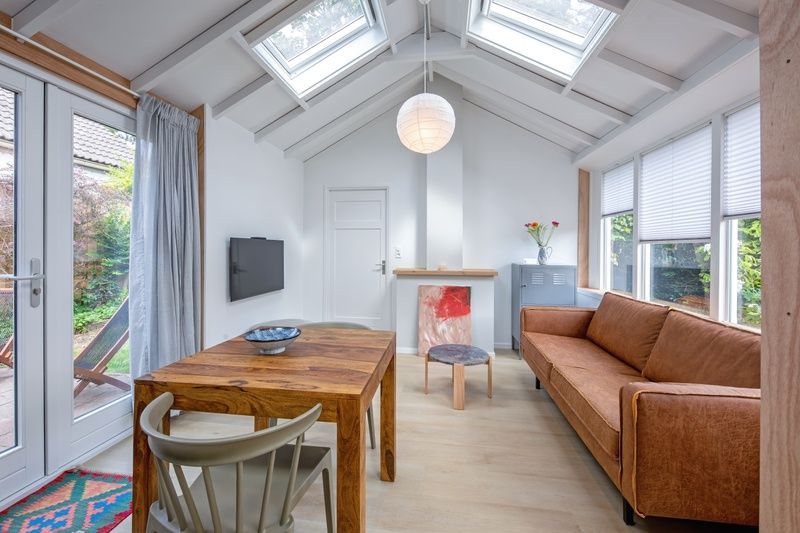 Ruime woonkamer in vakantiehuis Pippa, De Koog, Texel met uitzicht op de tuin.