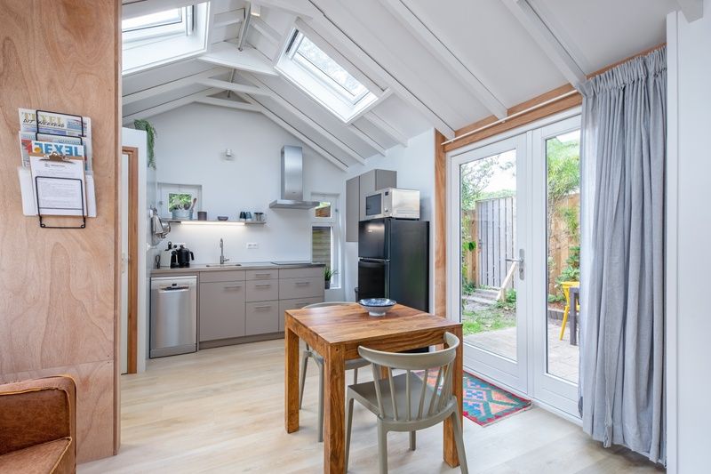 Eetgedeelte en keuken in vakantiehuis Pippa, De Koog, Texel met toegang tot de tuin.