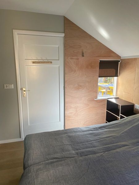 Knusse slaapkamer in vakantiehuis Pippa, De Koog, Texel met houten details.