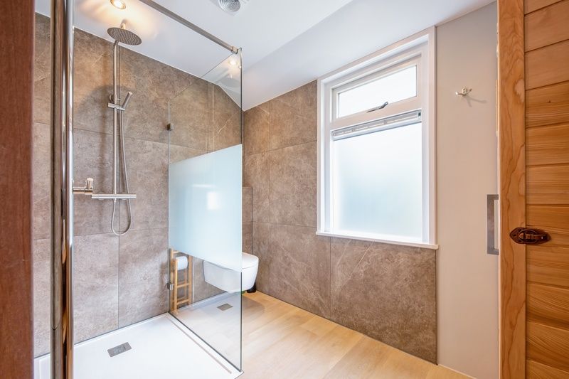 Moderne badkamer in vakantiehuis Pippa, De Koog, Texel met ruime inloopdouche.