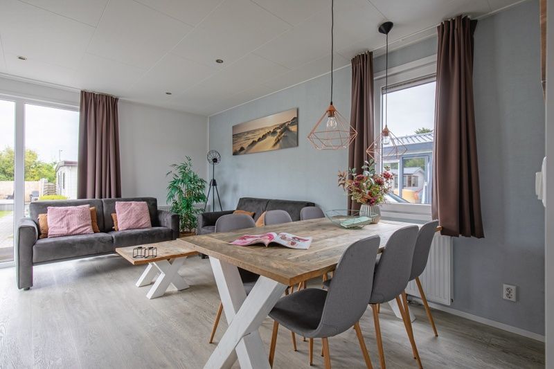 Eetruimte in Chalet Bregkoog 261, Chaletpark Bregkoog, De Koog, Texel, met een stijlvolle houten tafel en moderne stoelen.