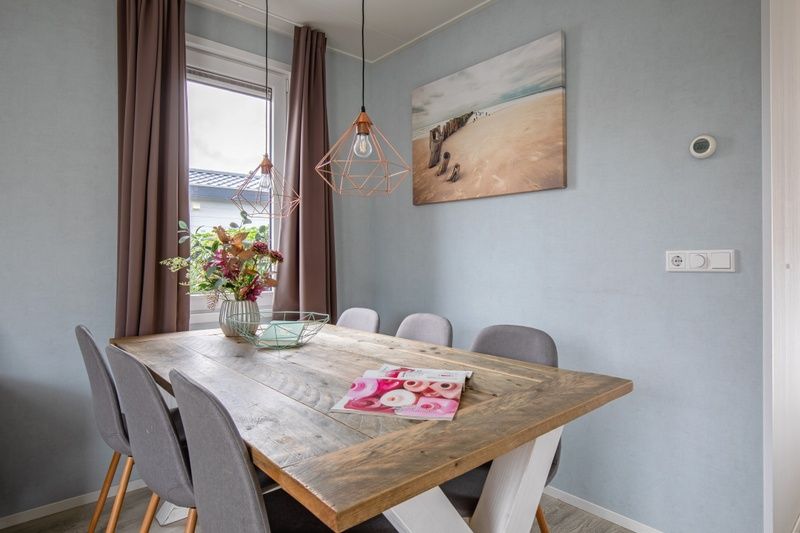 Eethoek in Chalet Bregkoog 261, Chaletpark Bregkoog, De Koog, Texel, met een gezellige sfeer en moderne verlichting.