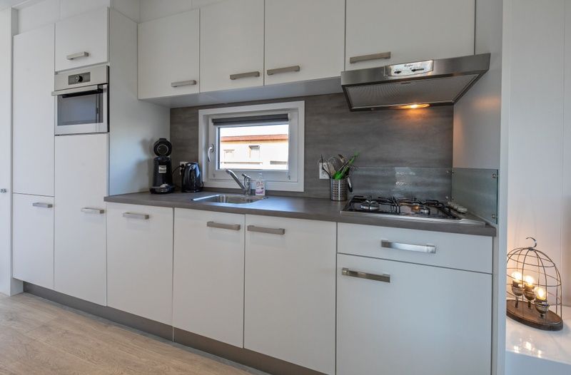 Moderne keuken in Chalet Bregkoog 261, Chaletpark Bregkoog, De Koog, Texel, compleet uitgerust met hoogwaardige apparatuur.