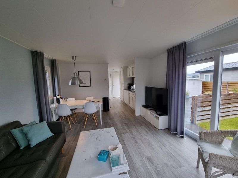 Interieur van Chalet Bregkoog 82 in De Koog, Texel met open woonkamer en eetgedeelte.
